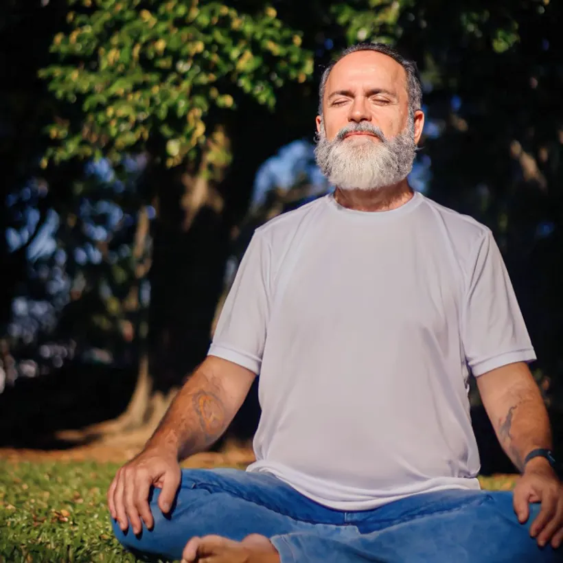 Shivanan meditando ao ar livre
